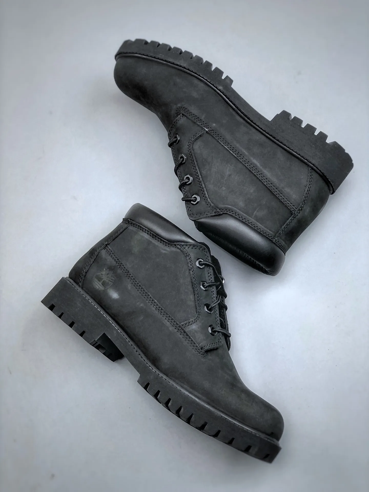 Local self-pickup 💰700 supports stores, you can get the pure and original top quality, one to one original development version, Timberland, not bad at kicking/classic mid-top black 32085 Produced by the original channel of Zhongshan Baoyuan, the top-notch technology is newly upgraded, it can be called a genuine copy machine, the original imported waterproof leather, the original anti-counterfeiting label, the purple light can be scanned, the computer sewing line, the four lines are aligned, the horizontal folding is dynamic and water-repellent, the top genuine consistent injection molding process Art Rubber non-slip outsole resists cold and cracks Authentic and consistent all-leather collar/lining/shoes Equipped with anti-fatigue shock-absorbing honeycomb insole Highly comfortable Full set of original packaging accessories (comes with shoelaces, cleaning eraser, and counter bag) Size: 35 36 37 38 39 39.5 40 41 42 43 44 45 One size larger